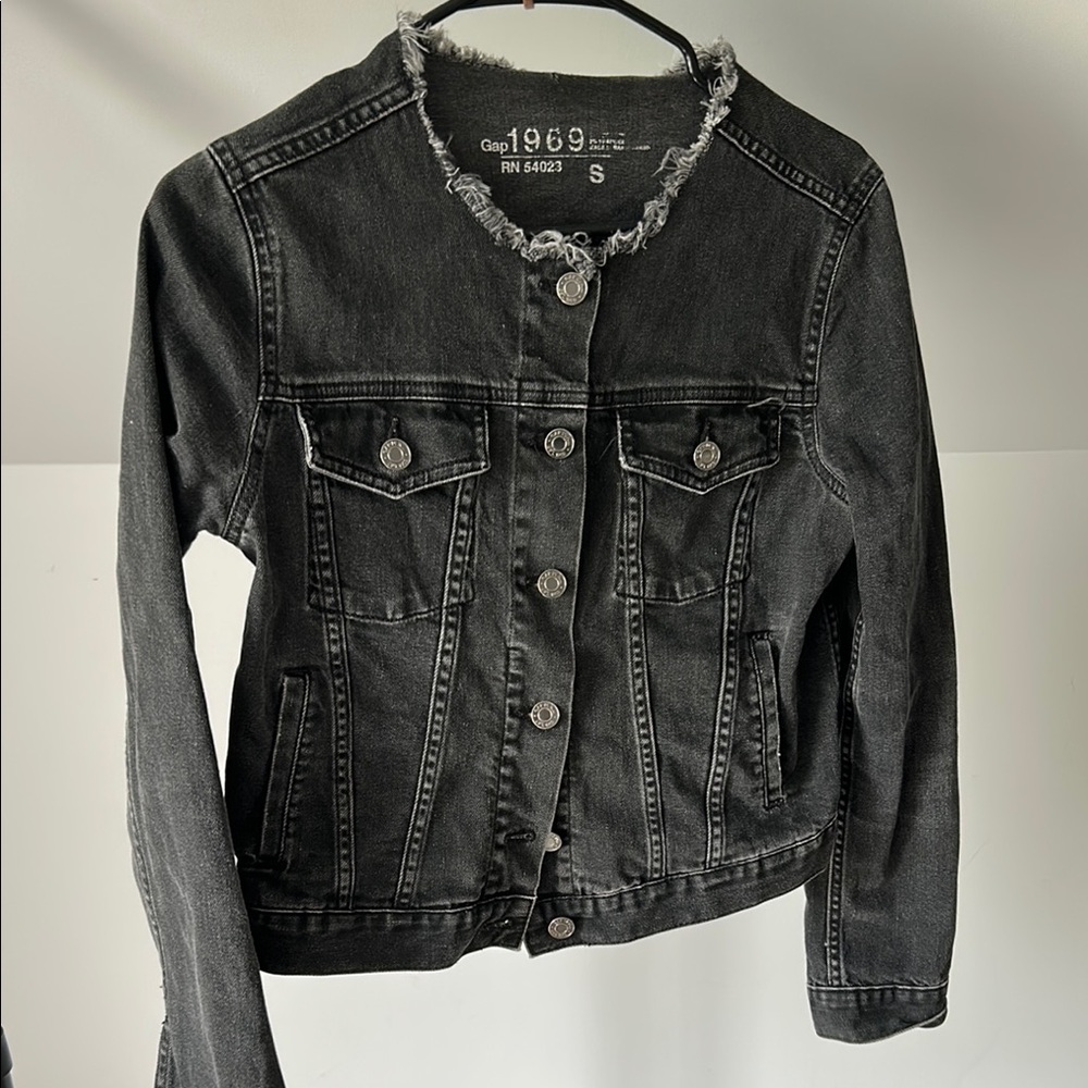 GAP 1969 Women's Black Denim Jacket - Frayed Collar